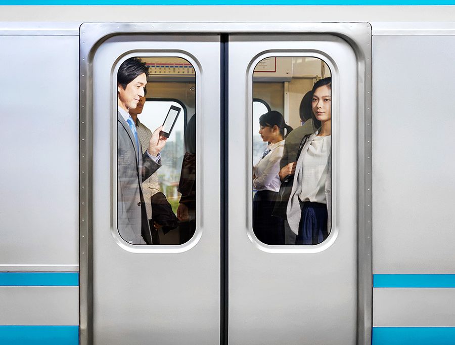 電車内でKindleを使っている画像