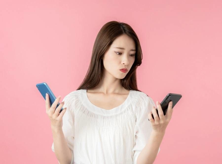 スマホを見ている人の画像