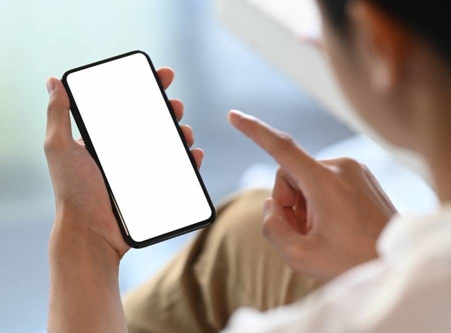 スマホをタップし用としている画像