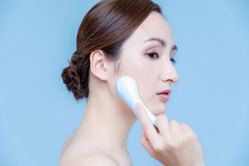 イオン導入美顔器で浸透しやすくなる美容成分と効果