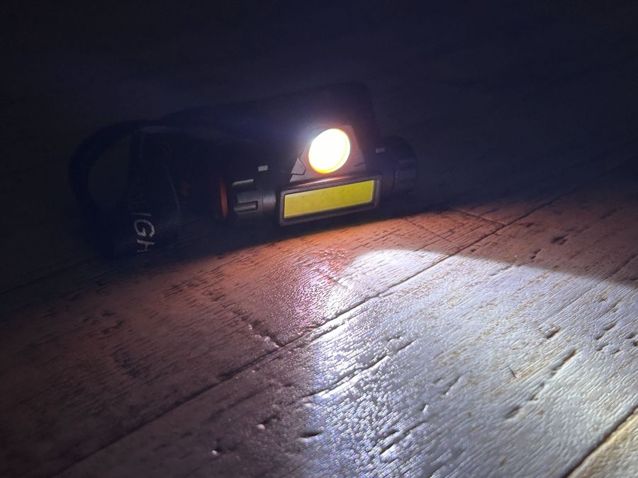 LEDライトを暗闇で点灯させた写真